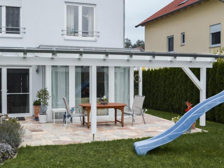 Terrassenüberdachung aus Glas an einem Reihenendhaus in Staig