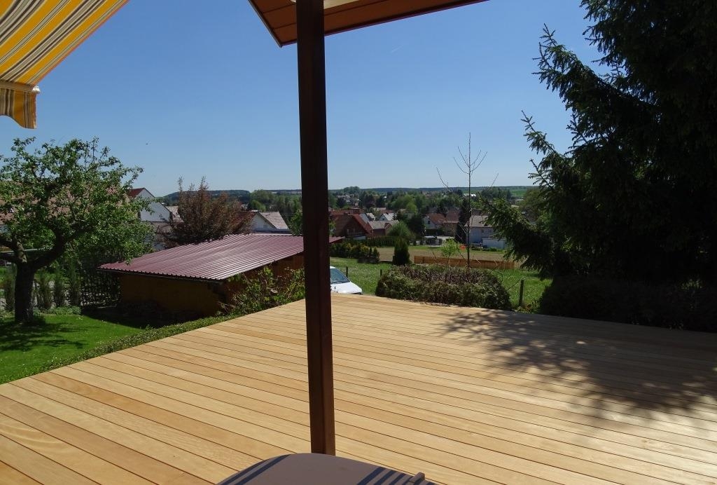 Unsichtbar verschraubte Terrasse aus Garappa-Holz in Burgrieden