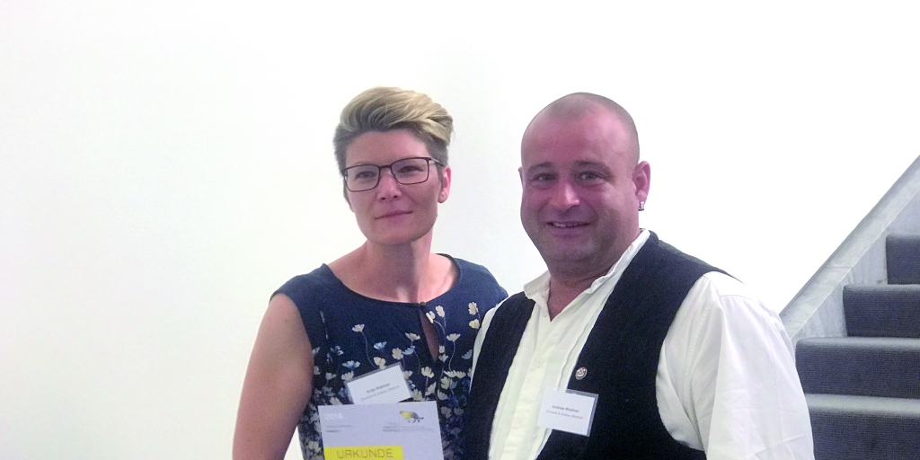 Antje & Andreas Wiedmer von der Zimmerei & Holzbau Wiedmer sind als sozial engagierter Betrieb ausgezeichnet worden