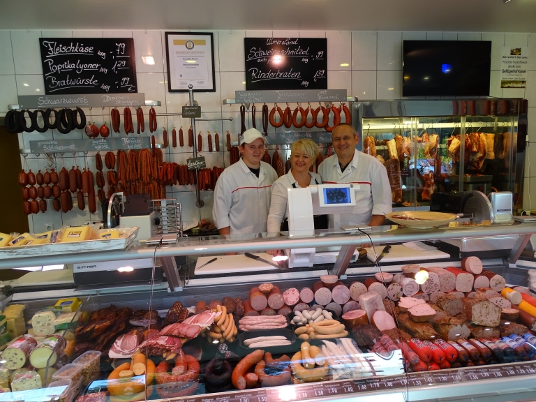 Das Team der Metzgerei Amann aus Hüttisheim freut sich über den neuen Anbau von der Zimmerei & Holzbau Wiedmer aus Achstetten