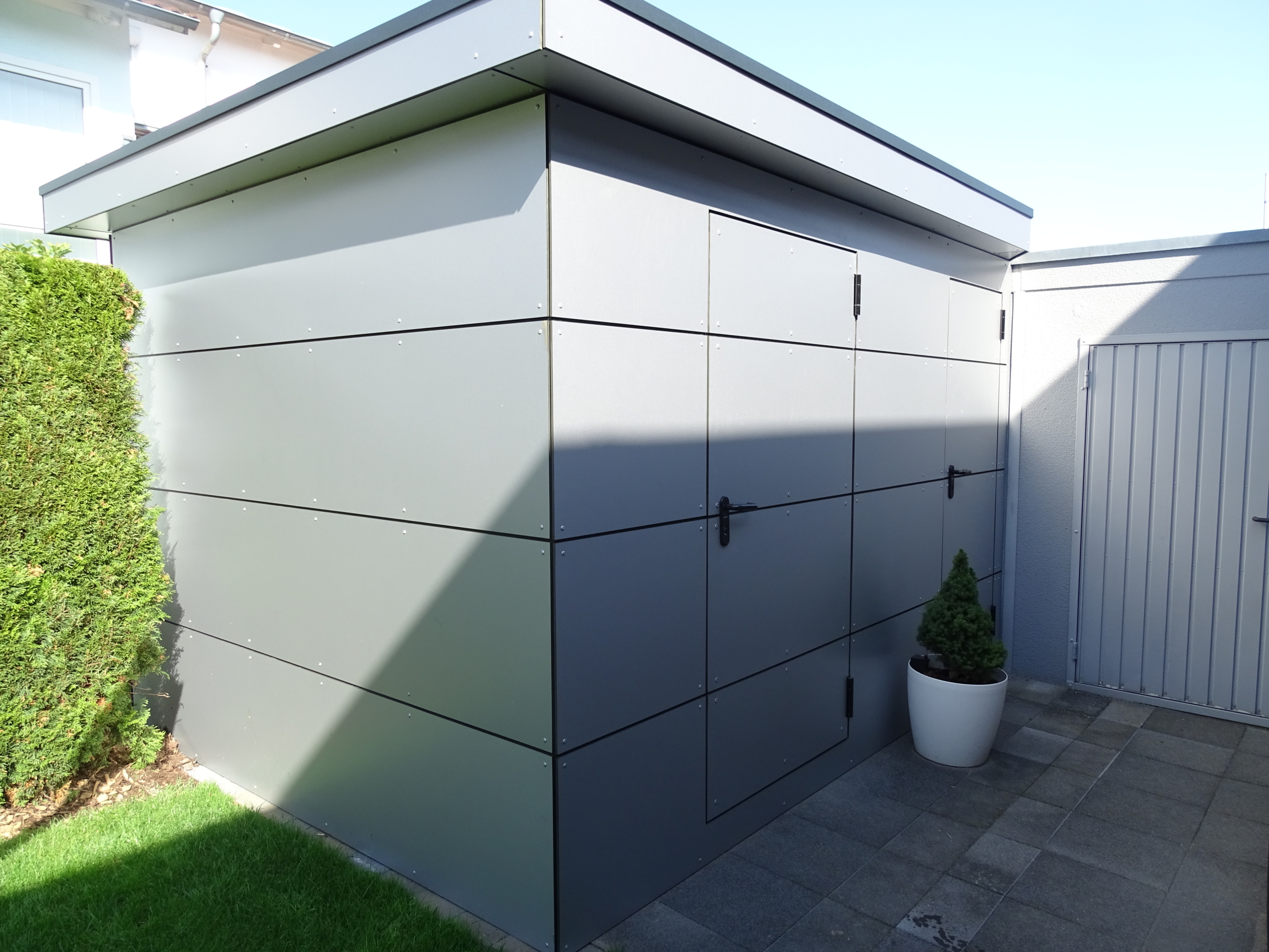 Gartenhaus mit Trespa-Verkleidung in Laupheim von der Zimmerei & Holzbau Wiedmer aus Achstetten