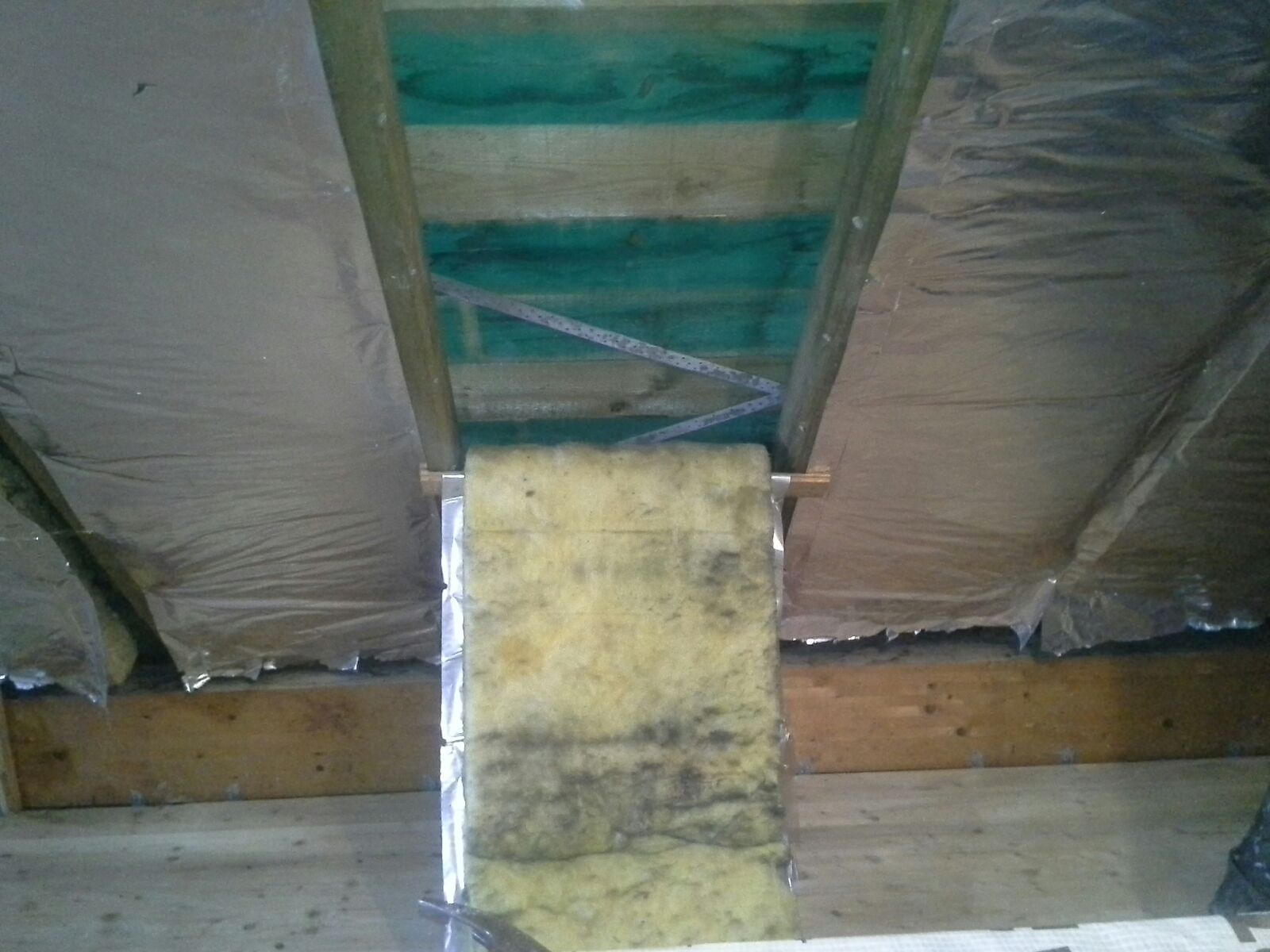 Alte Mineralwolle im Dach wird hängt heraus