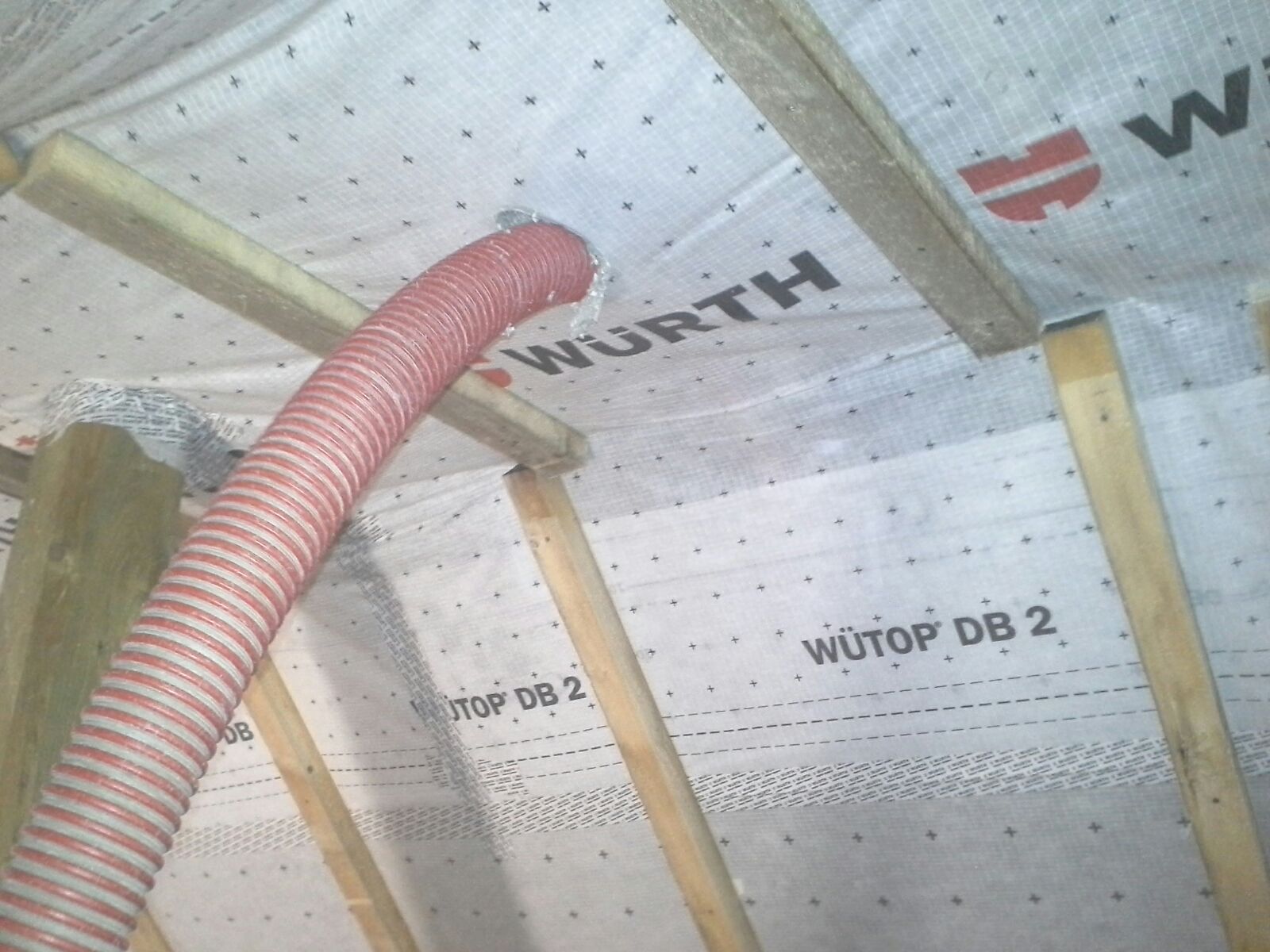 Zellulose-Dämmung wird über einen Schlauch eingeblasen