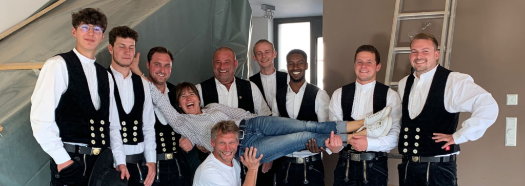 Mitarbeiter der Zimmerei Wiedmer beim Richtfest mit Kunden