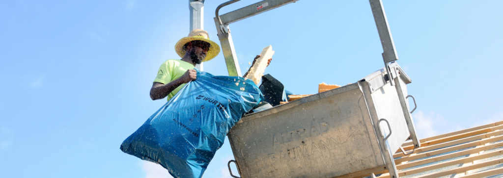 Mitarbeiter der Zimmerei Wiedmer arbeitet auf dem Dach