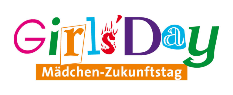 Logo mit dem Text Girls Day in bunter, verspielter Schrift und Mädchen-Zukunftstag in Weiß auf einem orangefarbenen Banner darunter, das für den Girls Day wirbt - eine Veranstaltung für die Zukunftschancen von Mädchen in Bereichen wie Zimmerei und Dachsanierung in Deutschland.