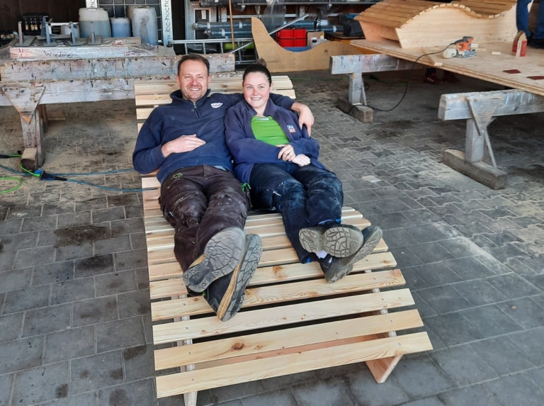 Das Bild zeigt zwei Teilnehmer des Workshops auf ihrer selbstgebauten Gartenliege