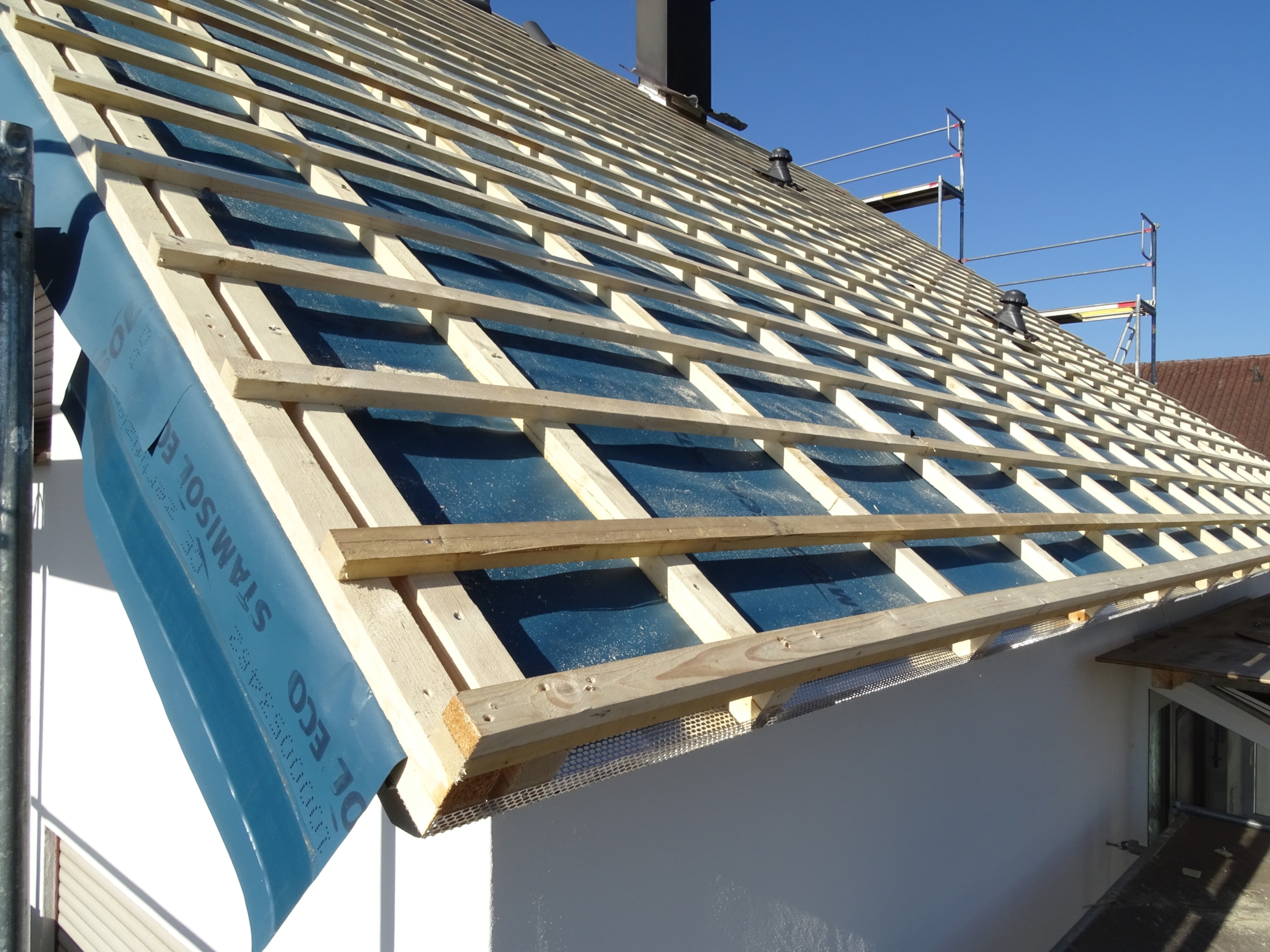 Nachhaltige Dachsanierung der Zimmerei Wiedmer aus Achstetten mit Zwischensparrendämmung aus Zellulose und Aufdachdämmung aus Holzweichfaser