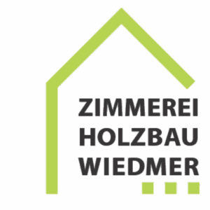 Logo mit grünem Hausumriss und drei grünen Quadraten unter dem Schriftzug ZIMMEREI HOLZBAU WIEDMER in fettgedruckter schwarzer Schrift auf hellem Hintergrund, der für Kompetenz in Zimmerei und Dachsanierung steht.