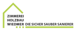 Logo mit einem grünen Umriss eines Hauses. Innen steht der Text ZIMMEREI HOLZBAU WIEDMER. Rechts daneben steht DIE SICHER SAUBER SANIERER, was auf die Kompetenz in Sachen Zimmerei und Dachsanierung hinweist. Drei grüne Punkte und eine Linie unterstreichen das Logo.